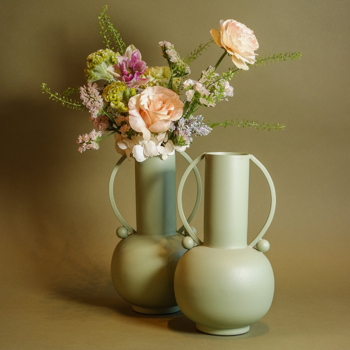 Modern flower delivery Toronto with seasonal arrangements and curated gifts